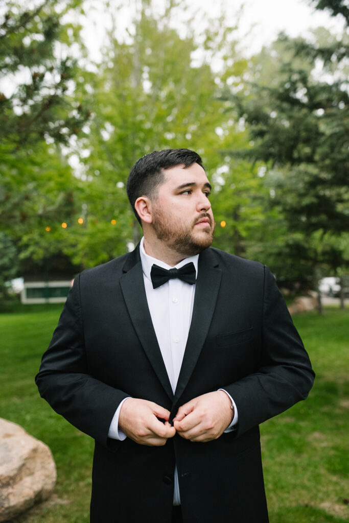rainy portrait of the groom at their spring The Greenbriar Inn wedding.